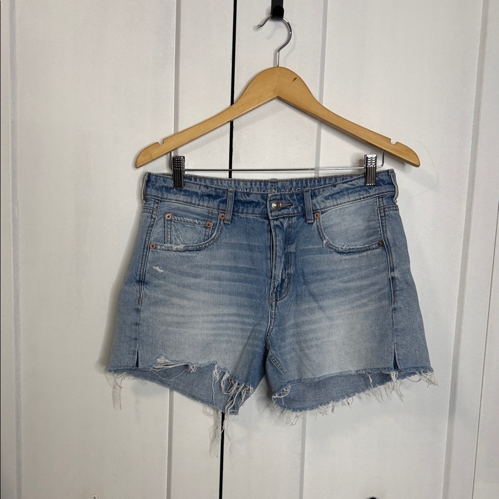 American Eagle Outfitters US6 Light Blue Distressed DenimJean "Tom Girl" Shorts